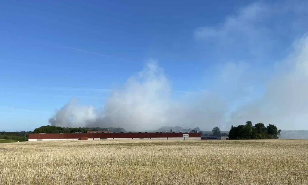 Kraftig brand ved affaldsanlæg i Randers: Brandfolk kæmper fortsat med flammerne