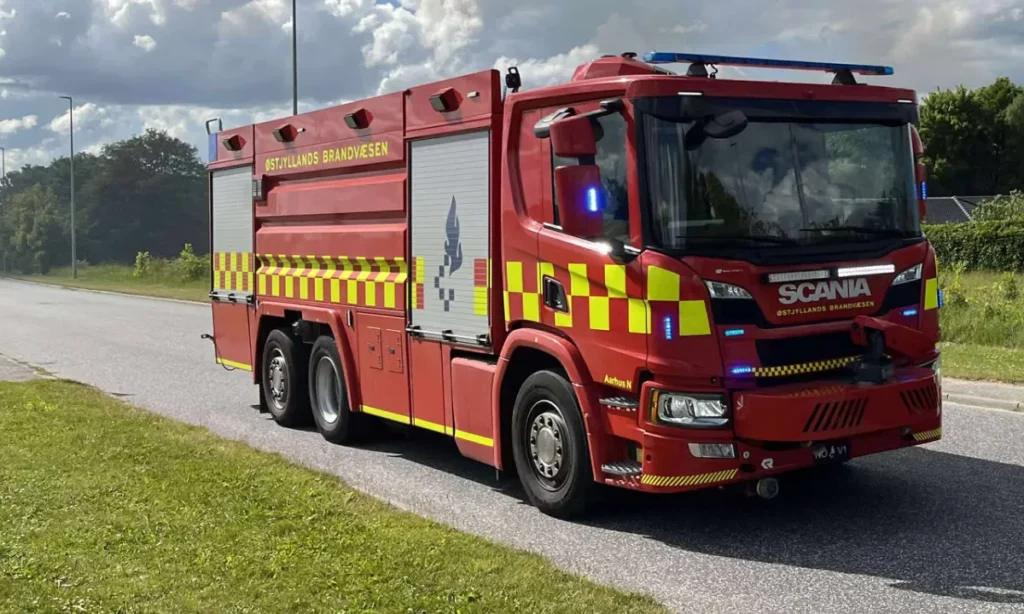 Storbrand ved affaldsanlæg i Randers – brandfolk forventer langvarig indsats