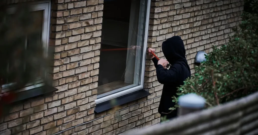 Ny rapport: Indbrudstyve bliver ældre – og flere kvinder er med
