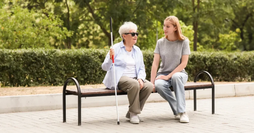 Populær ledsageordning for ældre med synshandicap forlænges: 30 mio. kr. sikrer hele 2026