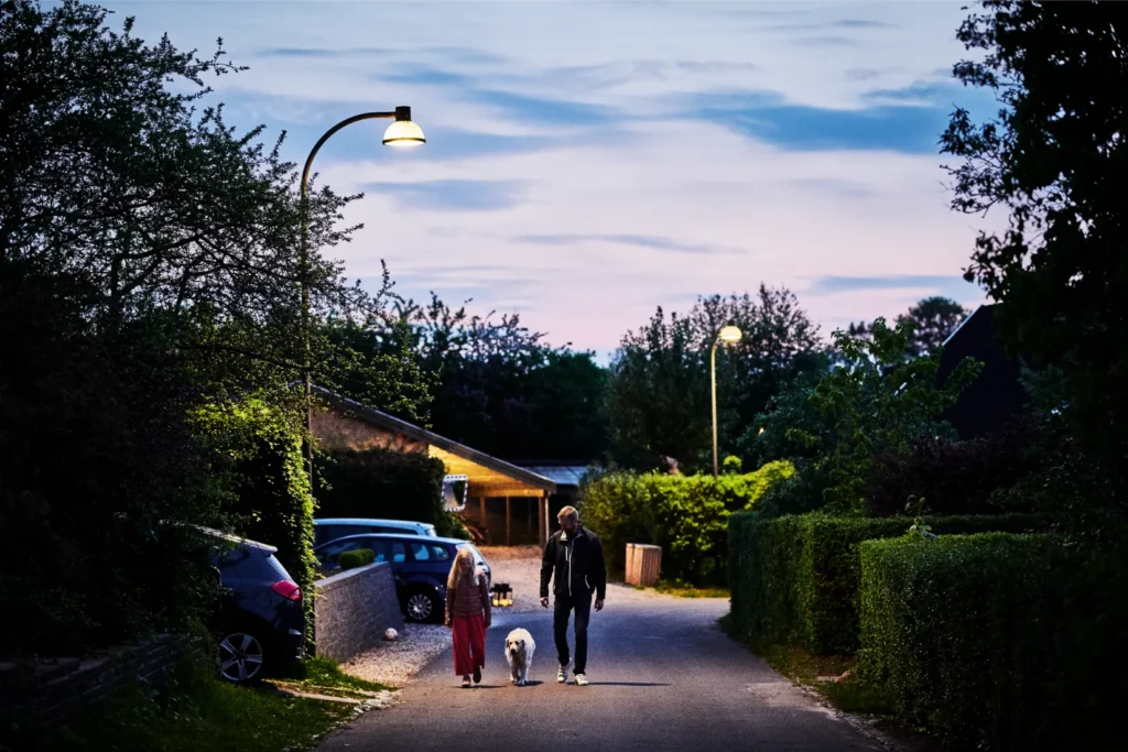 Hundeluftere hyldes i ny Nabohjælp-kampagne: Sådan kan du gøre indbrudstyvens job sværere i vintermørket