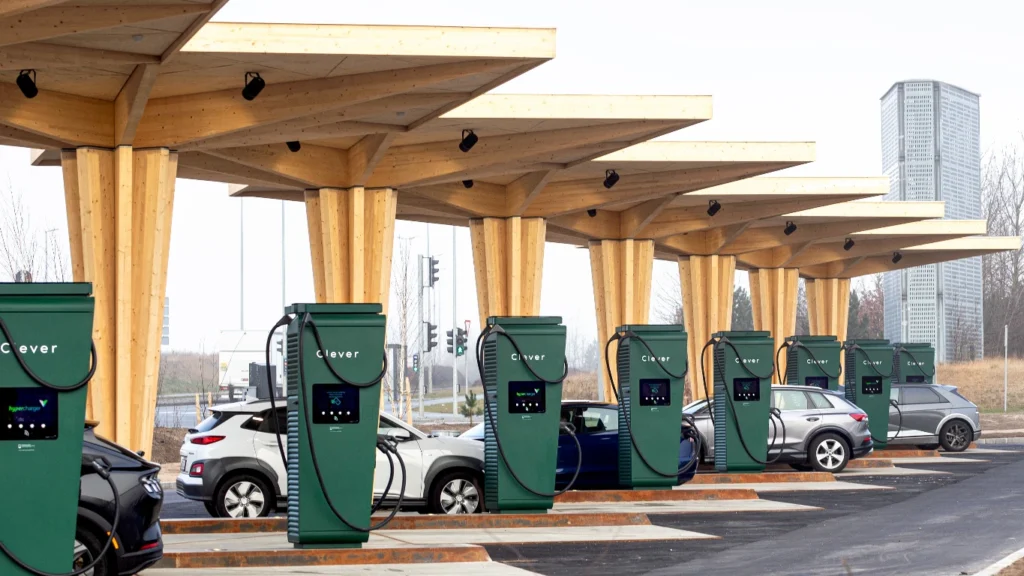 Rekordmange elbiler i juletrafikken: Her er de travleste dage og bedste tidspunkter at lade