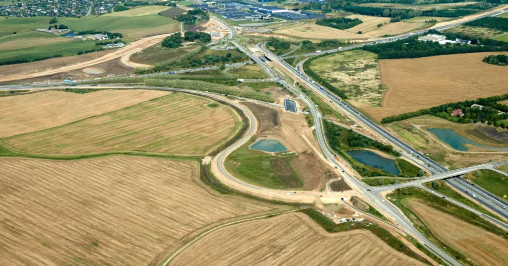 Djurslandsmotorvejen spærres kortvarigt om aftenen og natten – omkørsel via Hinnerup