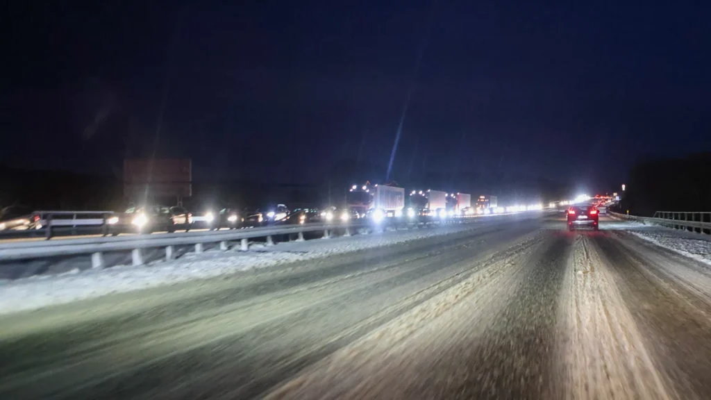 Stort slaghul på E45 skaber farlige situationer mellem Randers og Hadsten – mere end 10 biler har ramt slaghul