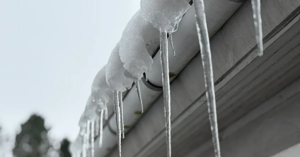 Tøvejr på vej: GF Forsikring advarer mod istapper og sne fra tage