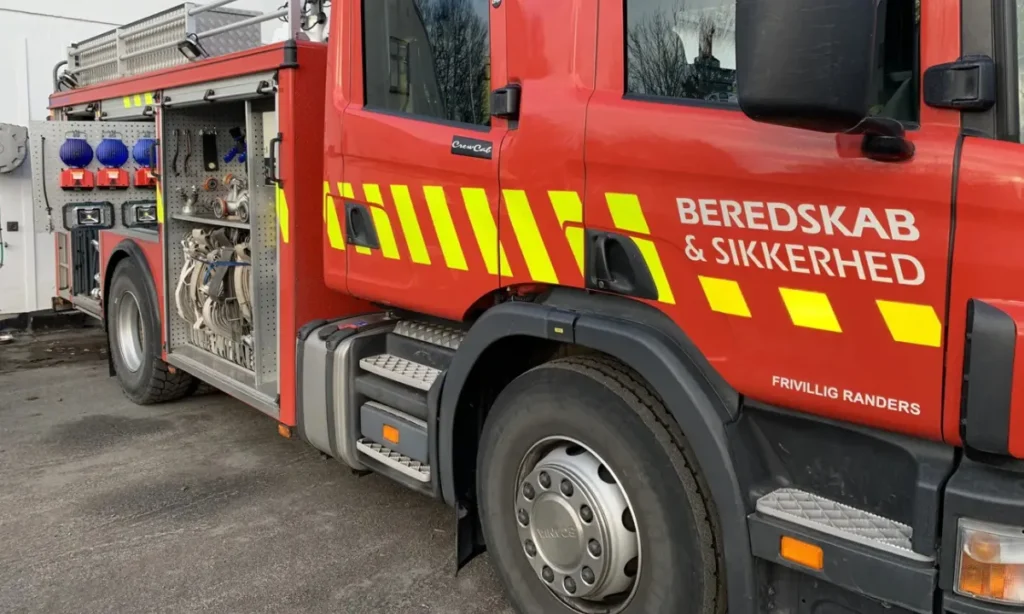 Kraftig brand i detailbygning på Marsvej